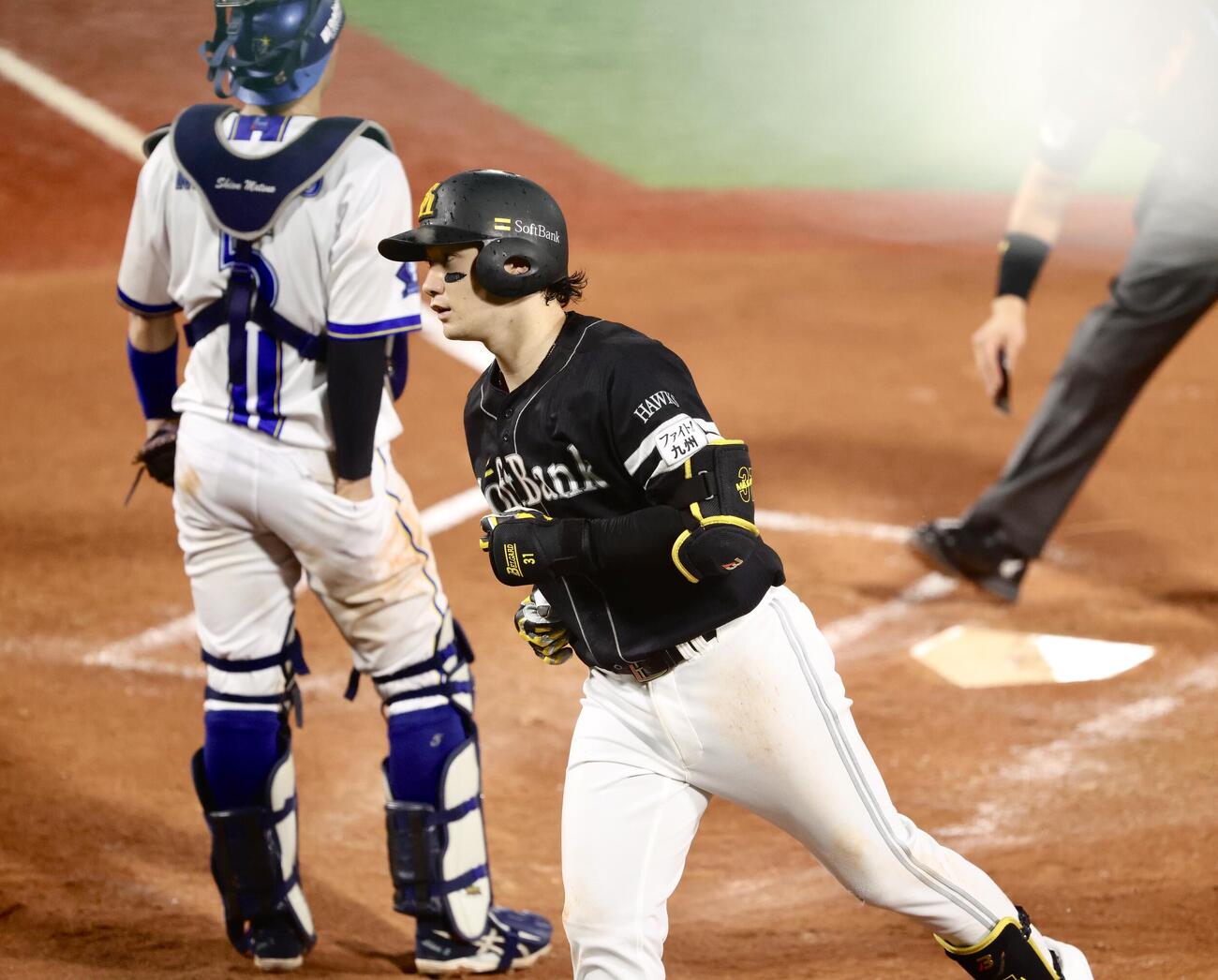 DeNA対ソフトバンク　3回表ソフトバンク1死、左越え先制ソロ本塁打で生還する正木智也（撮影・河田真司）