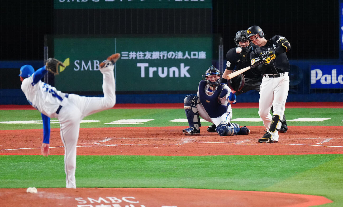 DeNA対ソフトバンク　3回表ソフトバンク1死、先制のソロ本塁打を放つ正木智也。投手尾形崇斗（撮影・鈴木みどり）