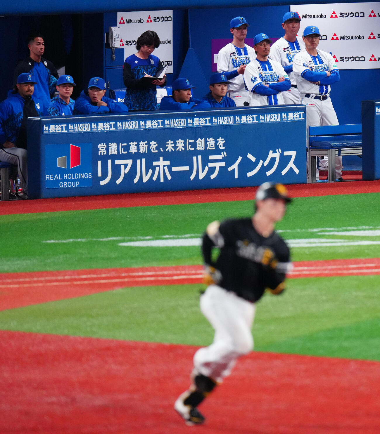 DeNA対ソフトバンク　3回表ソフトバンク1死、正木智也に先制の本塁打を浴びぼうぜんとするDeNAベンチ。右は相川亮二監督（撮影・鈴木みどり）