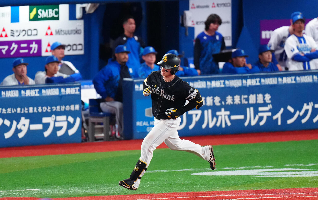 DeNA対ソフトバンク　3回表ソフトバンク1死、先制のソロ本塁打を放りダイヤモンドをまわる正木智也（撮影・鈴木みどり）