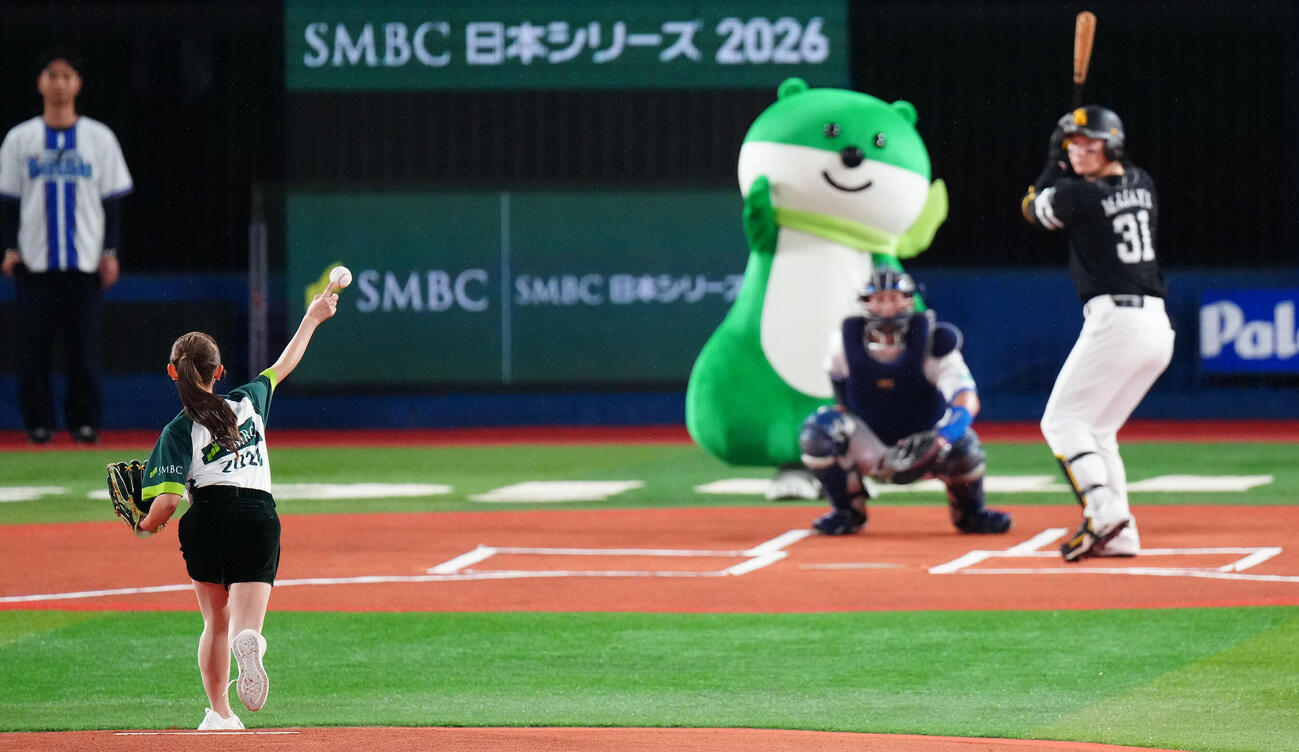 DeNA対ソフトバンク　始球式で投球するプロゴルファーの吉田鈴（撮影・鈴木みどり）