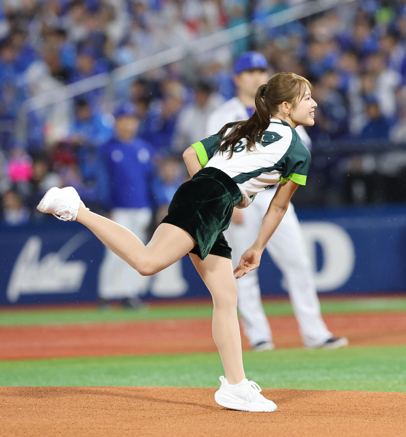 DeNA対ソフトバンク　始球式で見事な投球を見せた吉田鈴（撮影・梅根麻紀）