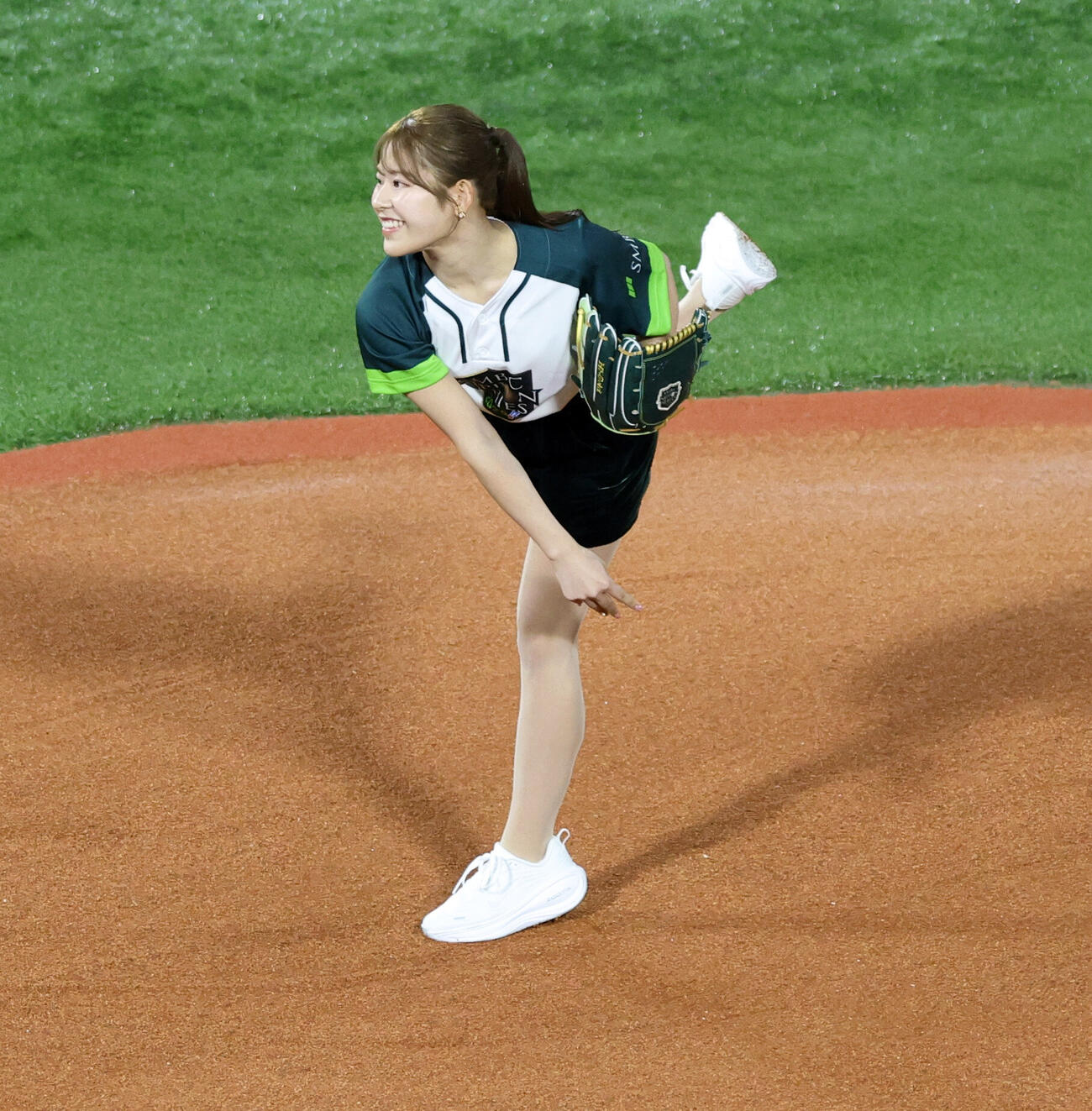 DeNA対ソフトバンク　始球式を務めた吉田鈴（撮影・浅見桂子）