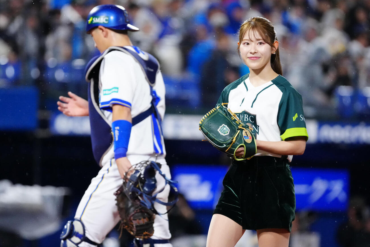 DeNA対ソフトバンク　試合前、始球式を行った女子ゴルフの吉田鈴（右）（撮影・江口和貴）