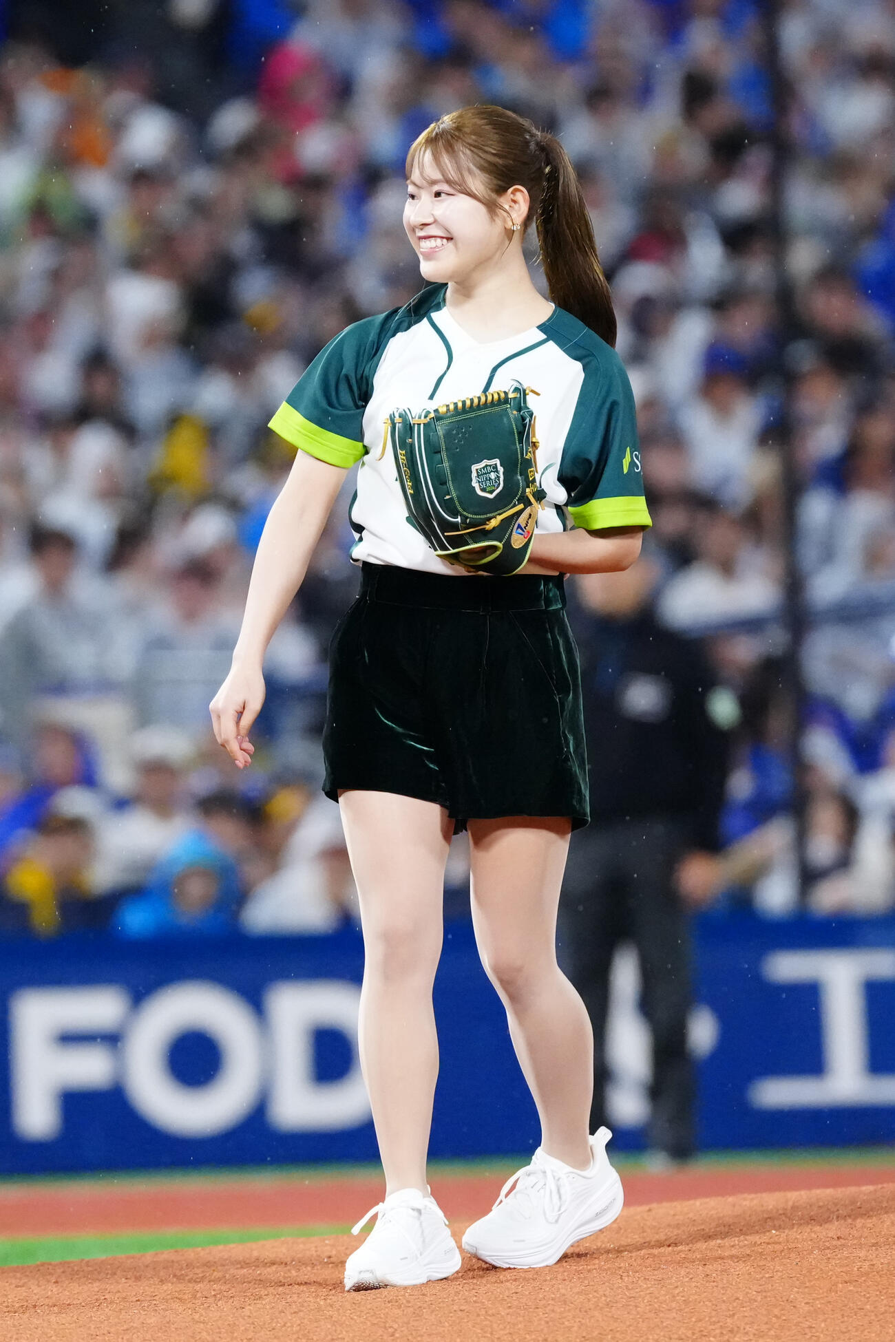 DeNA対ソフトバンク　試合前、始球式を行った女子ゴルフの吉田鈴（撮影・江口和貴）