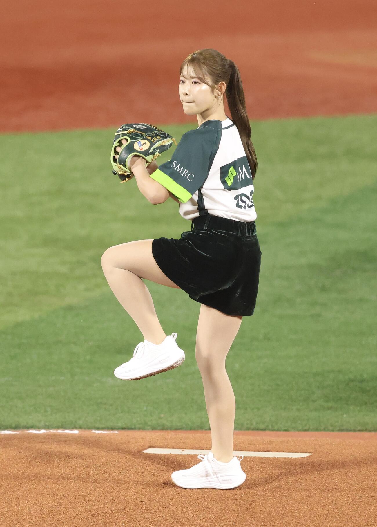 DeNA対ソフトバンク　開始前、始球式を務める吉田鈴（撮影・河田真司）