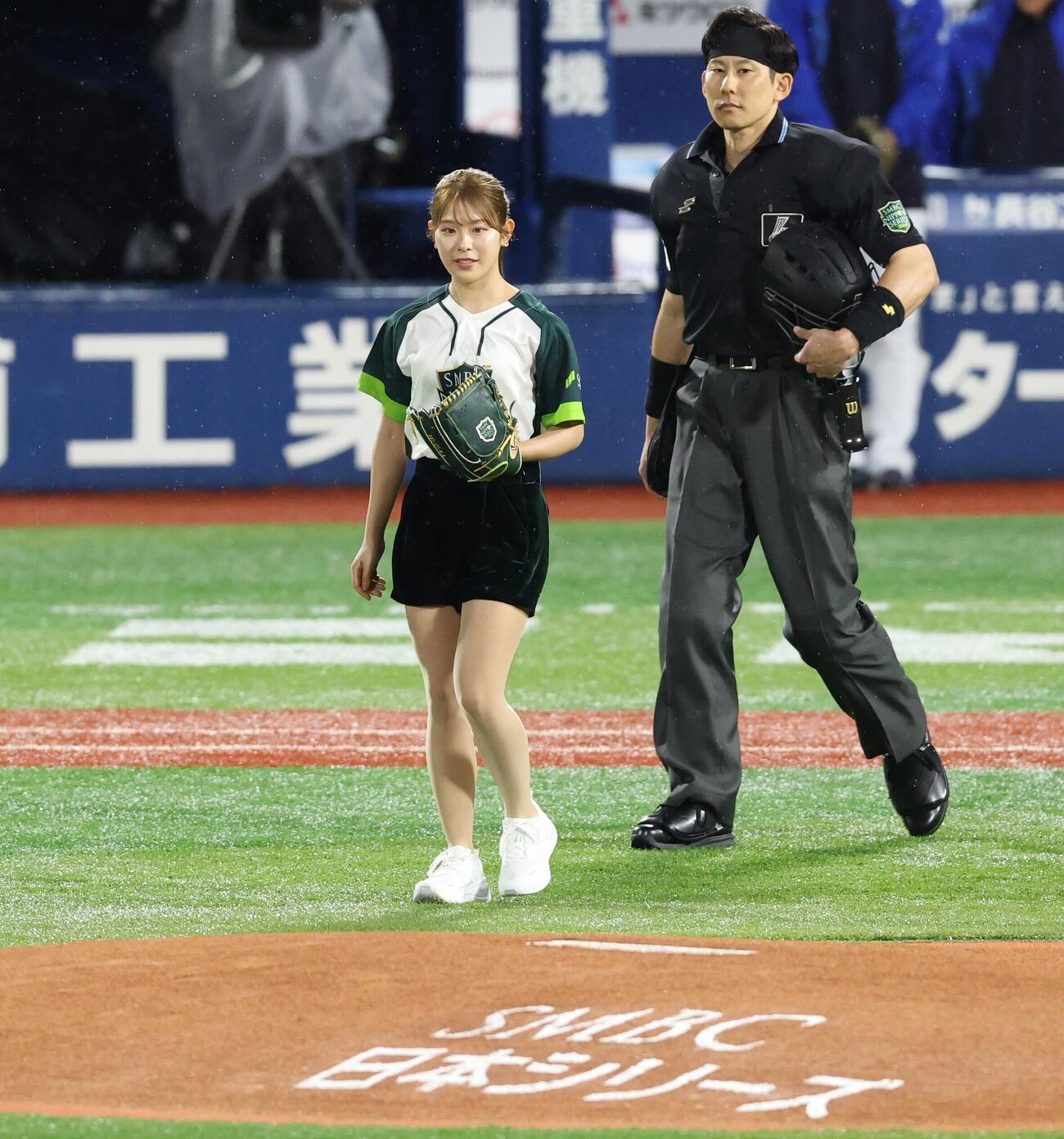 DeNA対ソフトバンク　始球式に登場の女子プロギルファー吉田鈴（撮影・黒川智章）