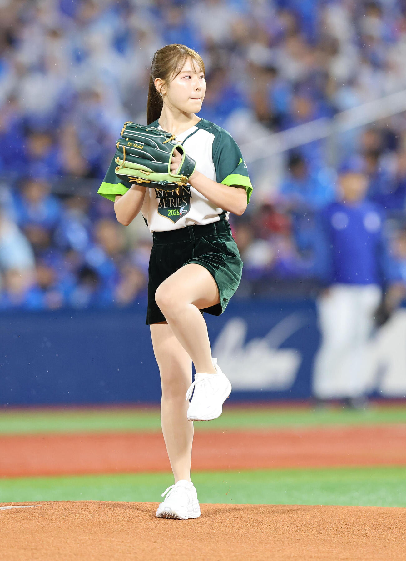 DeNA対ソフトバンク　始球式で見事な投球を見せた吉田鈴（撮影・梅根麻紀）