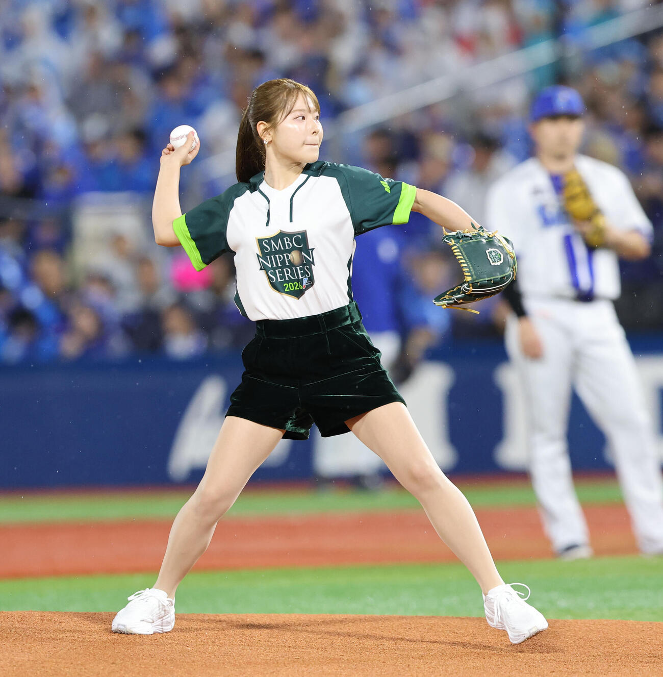DeNA対ソフトバンク　始球式で見事な投球を見せた吉田鈴（撮影・梅根麻紀）