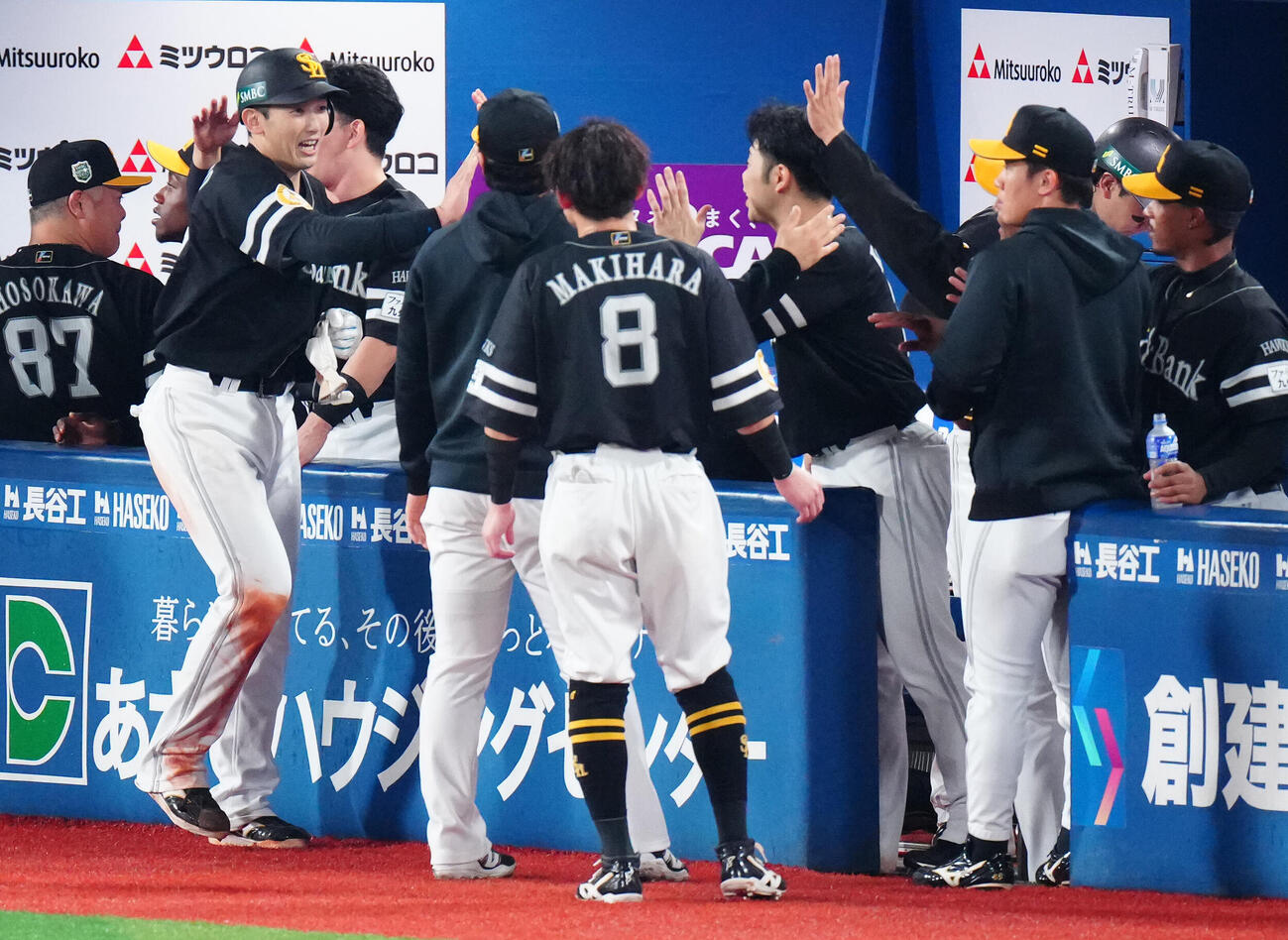 DeNA対ソフトバンク　4回表ソフトバンク2死一塁、庄子雄大の適時二塁打で生還した山本祐大（左手前）はナインと笑顔でハイタッチ（撮影・鈴木みどり）