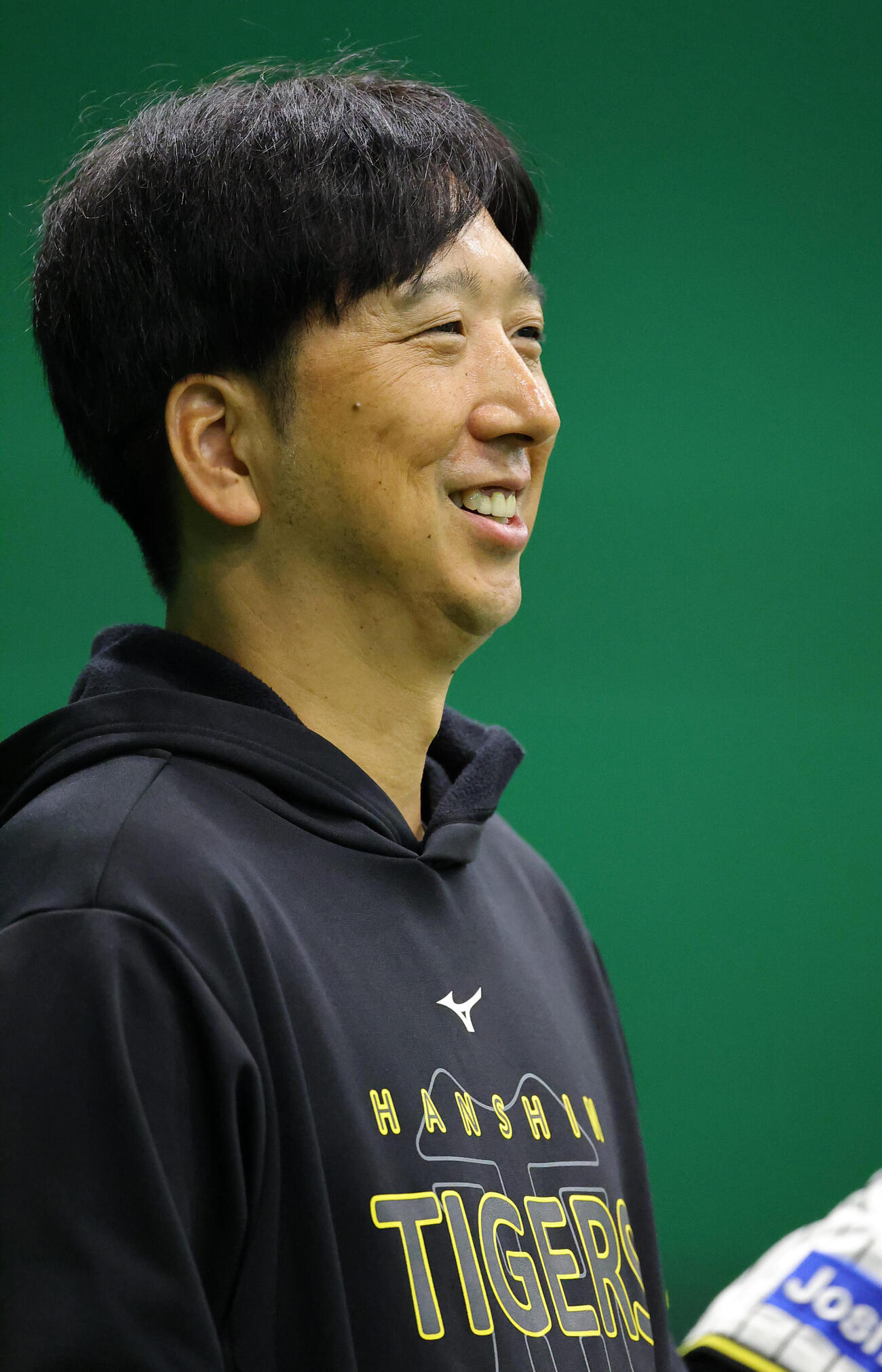 笑顔を見せながら練習を見守る藤川球児監督（撮影・上田博志）