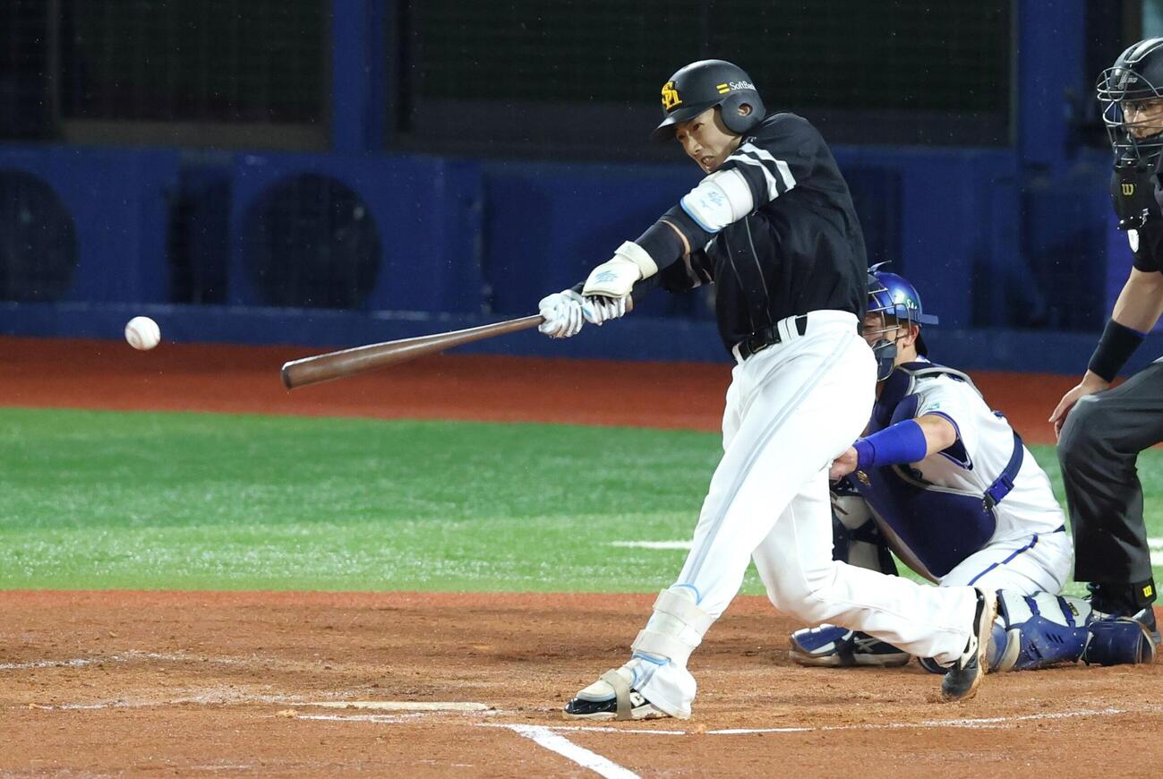 DeNA対ソフトバンク　4回表ソフトバンク2死、安打を放つ山本祐大（撮影・黒川智章）