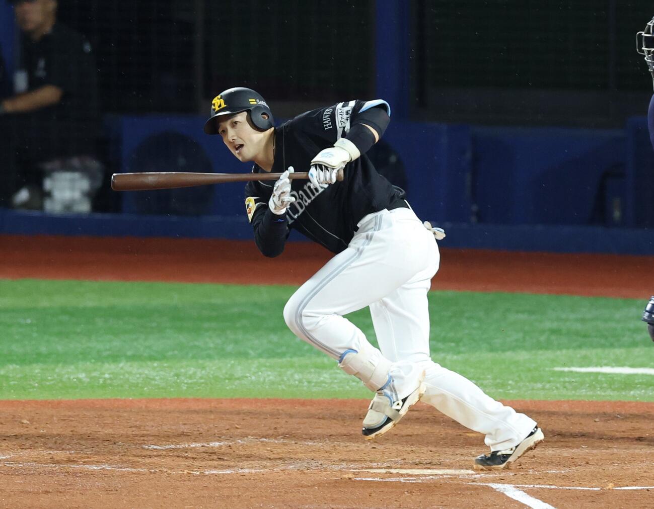 DeNA対ソフトバンク　4回表ソフトバンク2死、安打を放つ山本祐大（撮影・黒川智章）