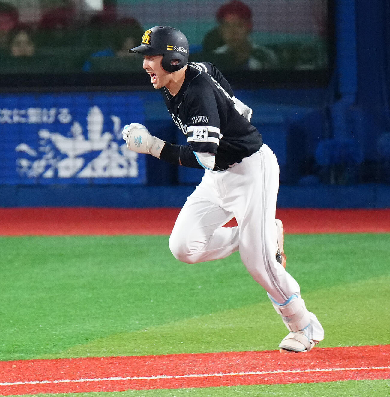 DeNA対ソフトバンク　4回表ソフトバンク2死、安打を放ち一塁へ向かう山本祐大（撮影・鈴木みどり）