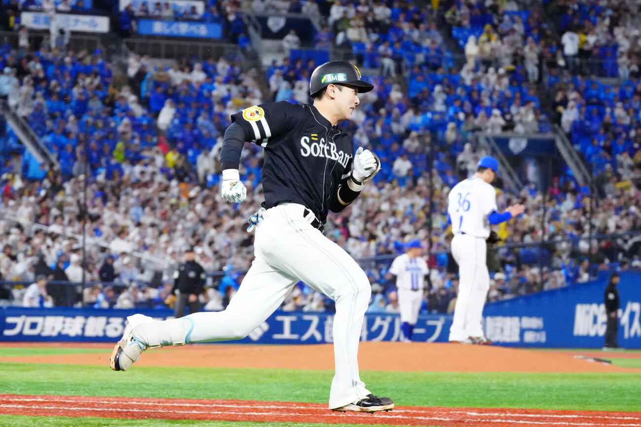 DeNA対ソフトバンク　4回表ソフトバンク2死、左前打を放つ山本祐大（撮影・江口和貴）