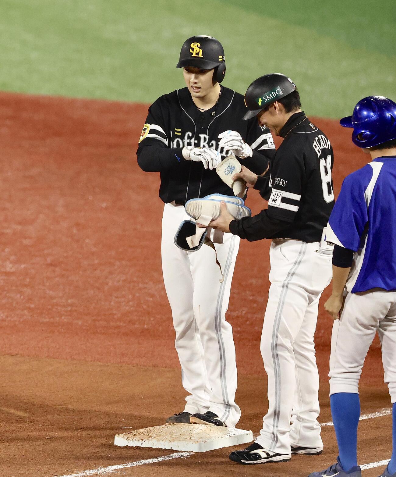 DeNA対ソフトバンク　4回表ソフトバンク2死、左前打で出塁する山本祐大（撮影・河田真司）
