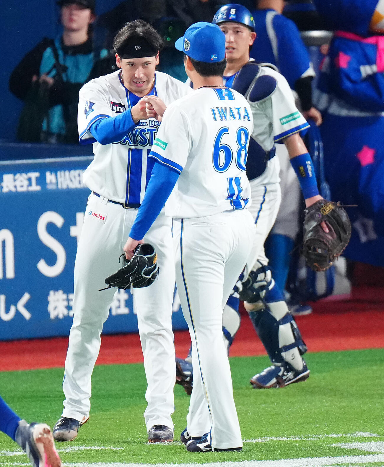 DeNA対ソフトバンク　5回表を終えベンチへ戻る岩田将貴（手前）を迎えるDeNA尾形崇斗（撮影・鈴木みどり）