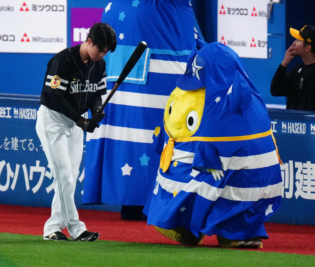 DeNA対ソフトバンク　試合前、チャピーとたわむれるソフトバンク庄子雄大（撮影・鈴木みどり）