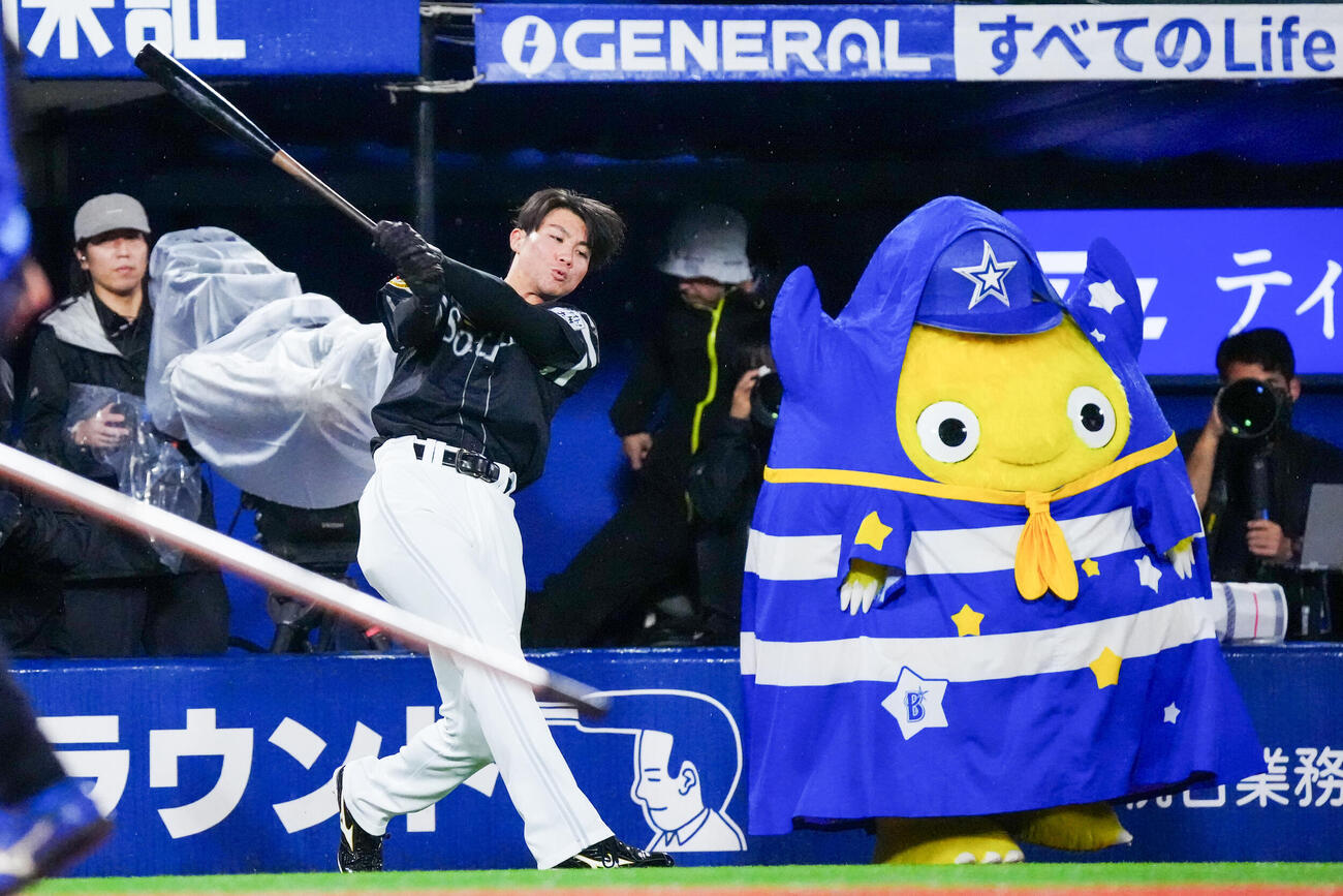 DeNA対ソフトバンク　試合前、素振りするソフトバンク庄子雄大。右はチャピー（撮影・江口和貴）