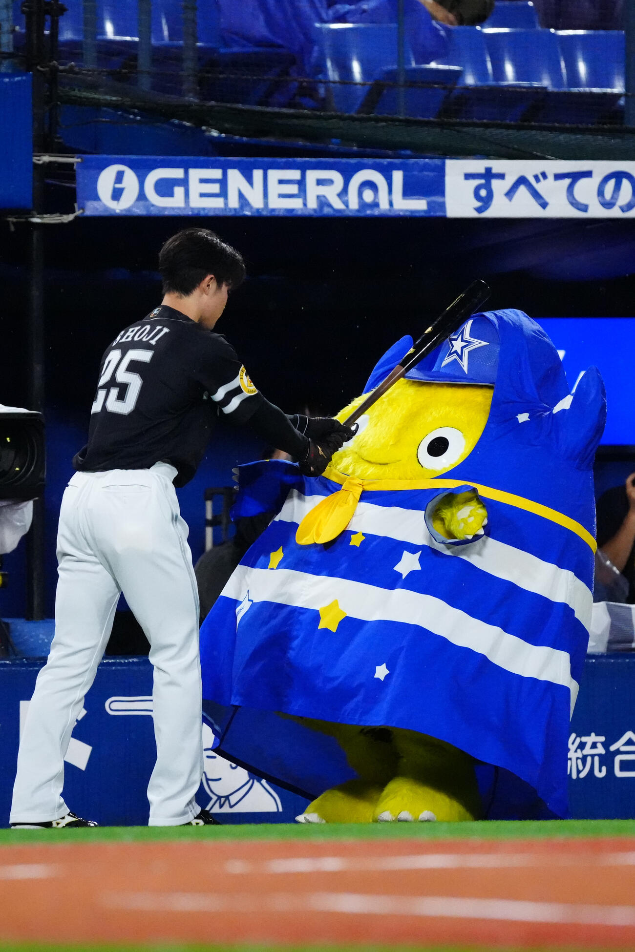 DeNA対ソフトバンク　試合前、チャピー（右）と交流するソフトバンク庄子雄大（撮影・江口和貴）