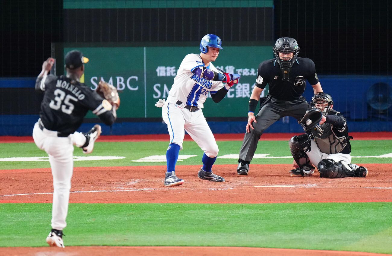 DeNA対ソフトバンク　4回裏DeNA無死、見逃し三振に倒れる筒香嘉智。投手リバン・モイネロ（撮影・鈴木みどり）
