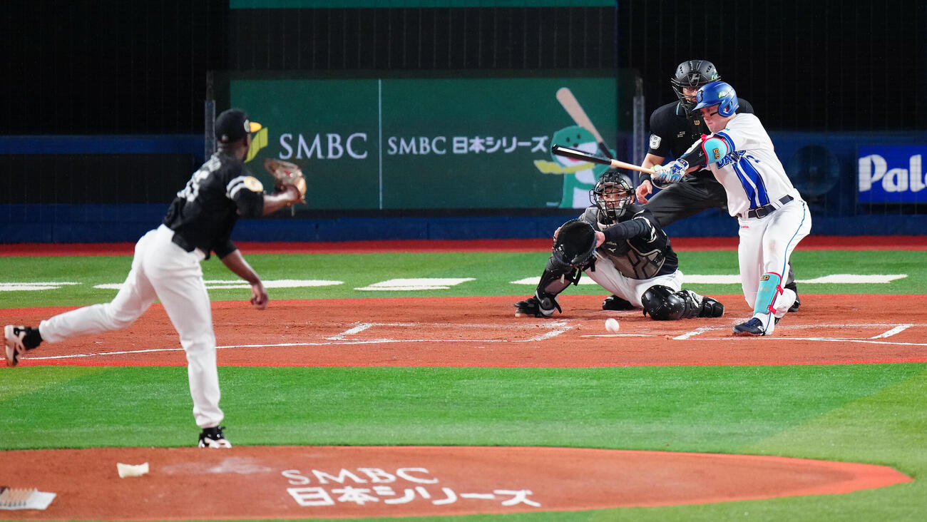 DeNA対ソフトバンク　1回裏DeNA1死、三ゴロに倒れる牧秀悟。投手リバン・モイネロ（撮影・鈴木みどり）