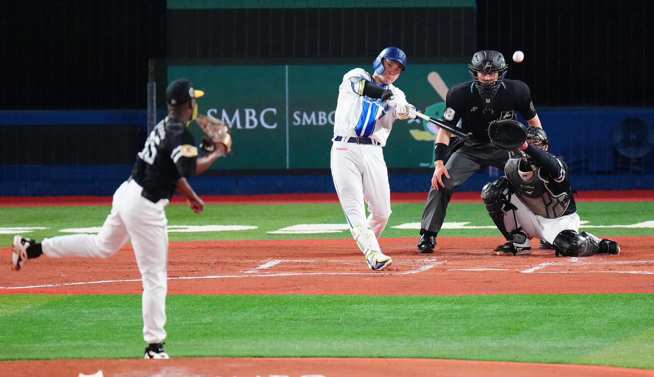 DeNA対ソフトバンク　1回裏DeNA2死、左飛に倒れる佐野恵太。投手リバン・モイネロ（撮影・鈴木みどり）