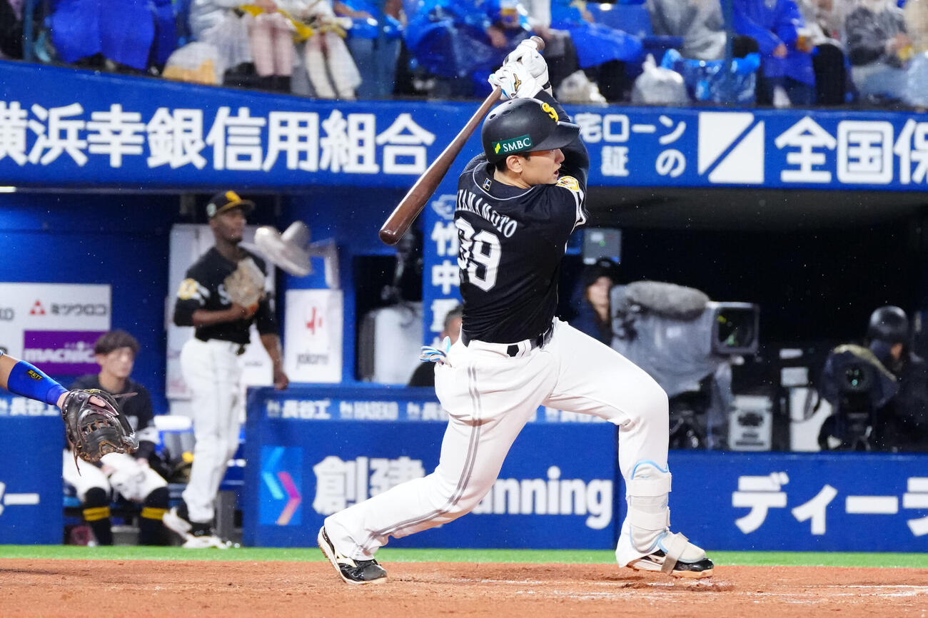 DeNA対ソフトバンク　4回表ソフトバンク2死、左前打を放つ山本祐大（撮影・江口和貴）