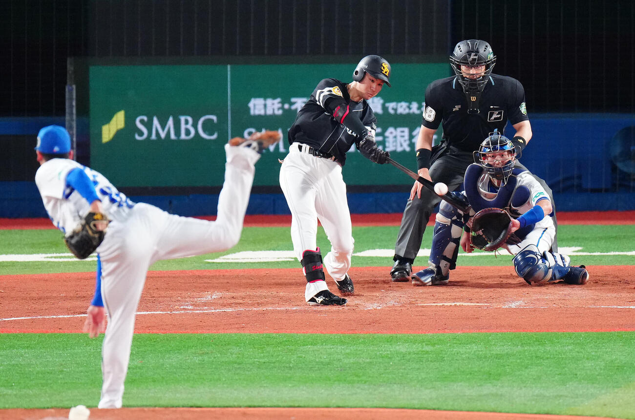 DeNA対ソフトバンク　4回表ソフトバンク2死一塁、適時二塁打を放つ庄子雄大。投手尾形崇斗（撮影・鈴木みどり）