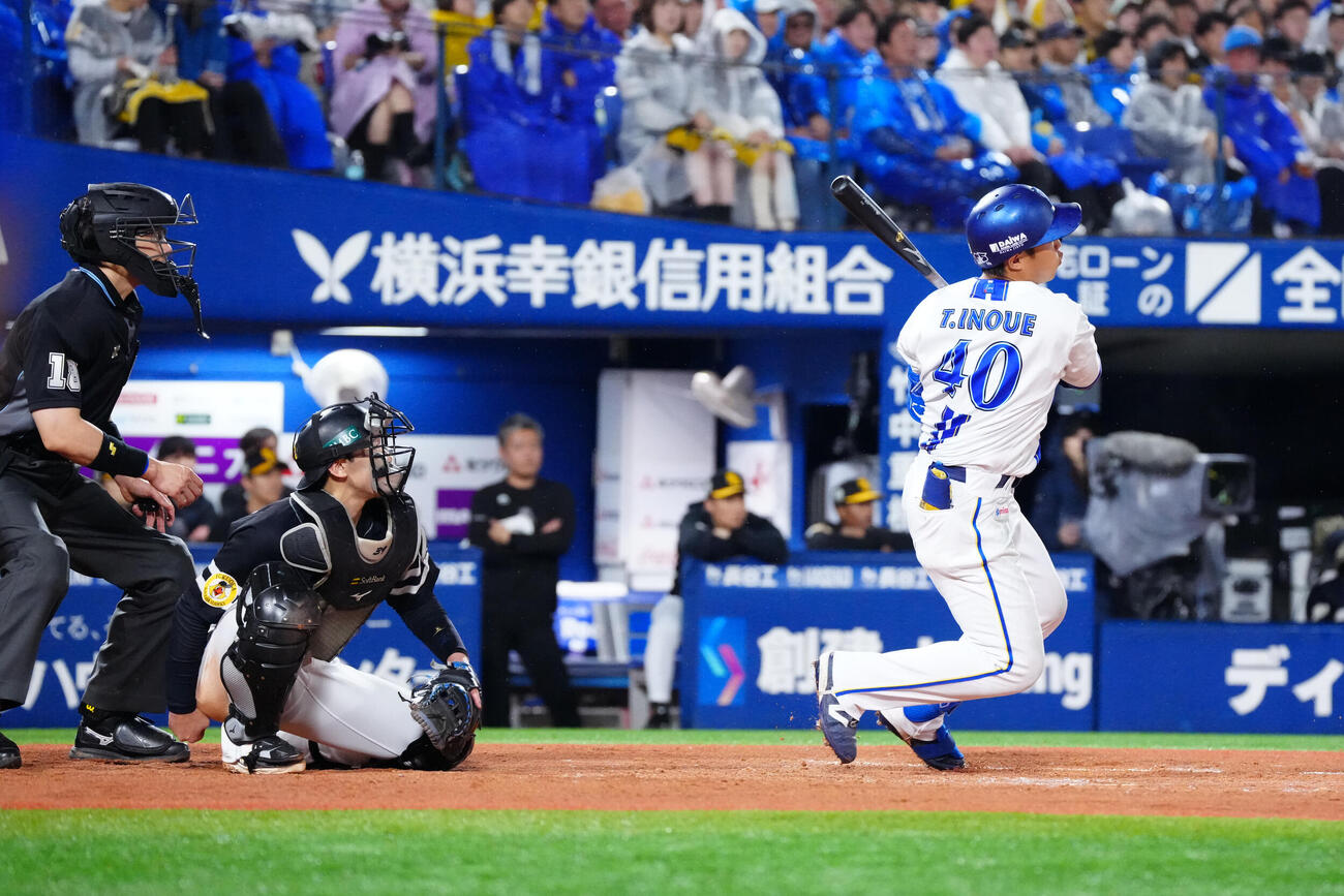 DeNA対ソフトバンク　4回裏DeNA2死、フェンス直撃二塁打を放つ井上朋也。捕手山本祐大（撮影・江口和貴）