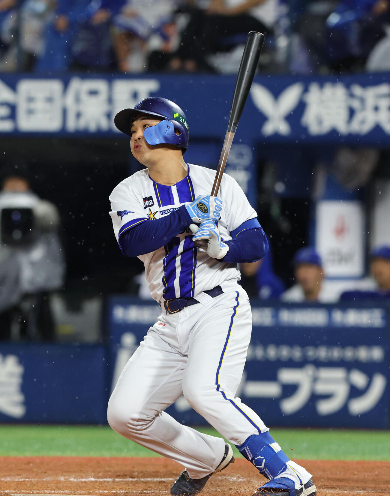 DeNA対ソフトバンク2回裏DeNA1死一塁、井上朋也は左越え二塁打を放つ（撮影・梅根麻紀）