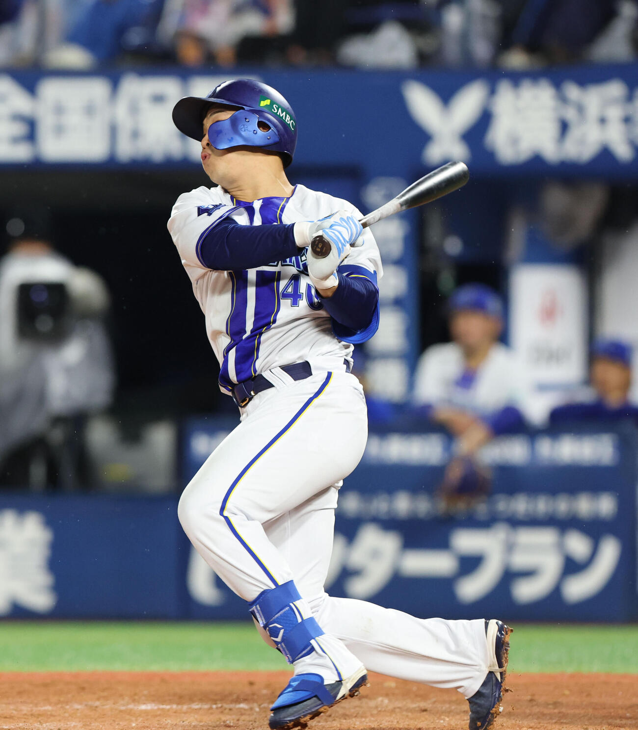DeNA対ソフトバンク　4回裏DeNA2死、井上朋也は左越え二塁打を放つ（撮影・梅根麻紀）