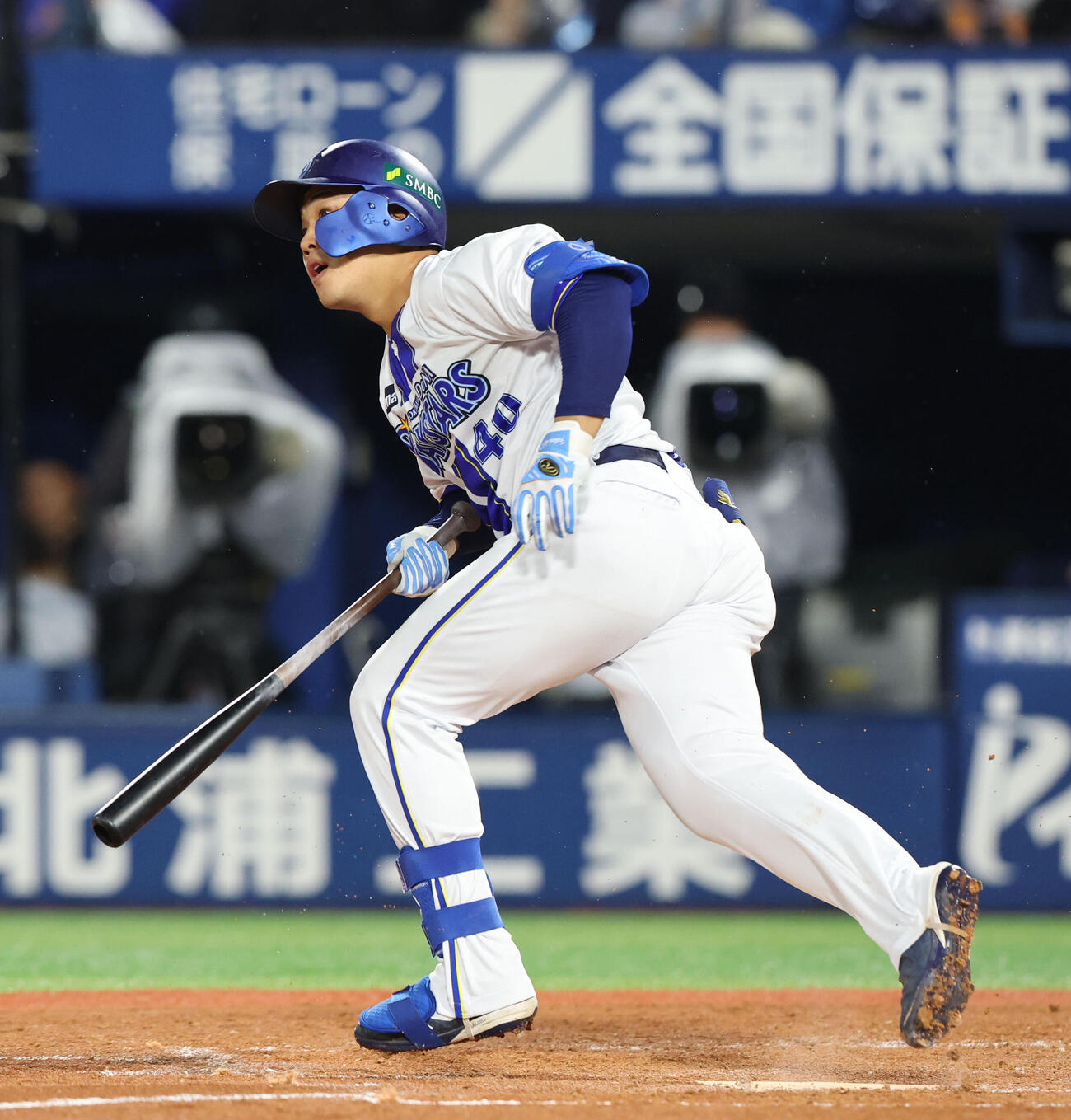 DeNA対ソフトバンク　4回裏DeNA2死、井上朋也は左越え二塁打を放つ（撮影・梅根麻紀）