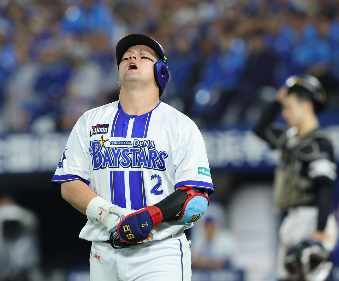 DeNA対ソフトバンク　8回裏DeNA無死一塁、牧秀悟は右手に死球を受け痛そうな表情を見せる（撮影・梅根麻紀）