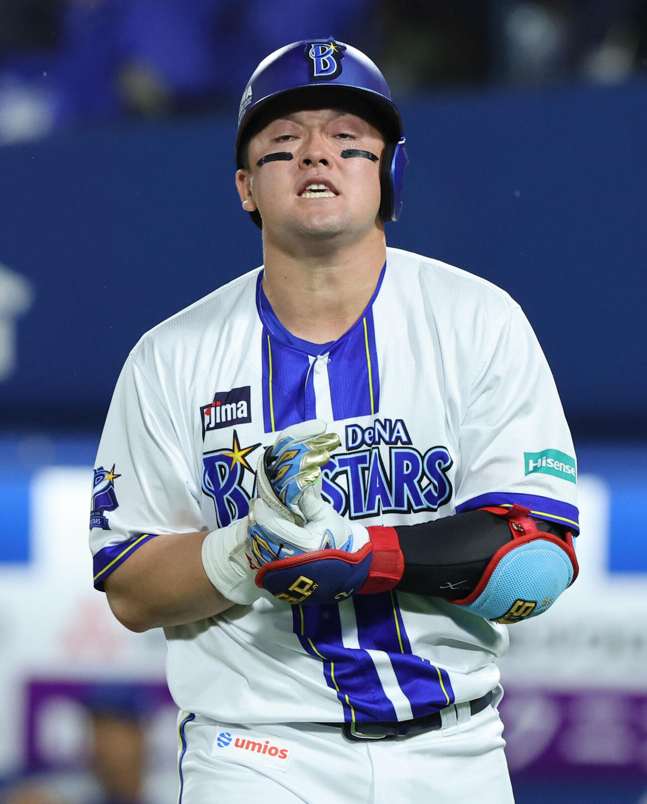 DeNA対ソフトバンク8回裏DeNA無死一塁、牧秀悟は右手に死球を受け痛そうな表情を見せる（撮影・梅根麻紀）
