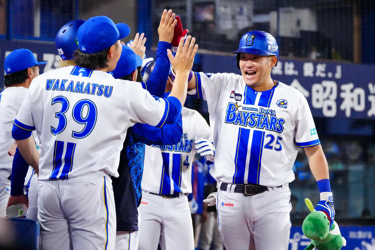 DeNA対ソフトバンク　8回裏DeNA1死一、二塁、3点本塁打を放ち、タッチを交わす筒香嘉智（右）（撮影・江口和貴）