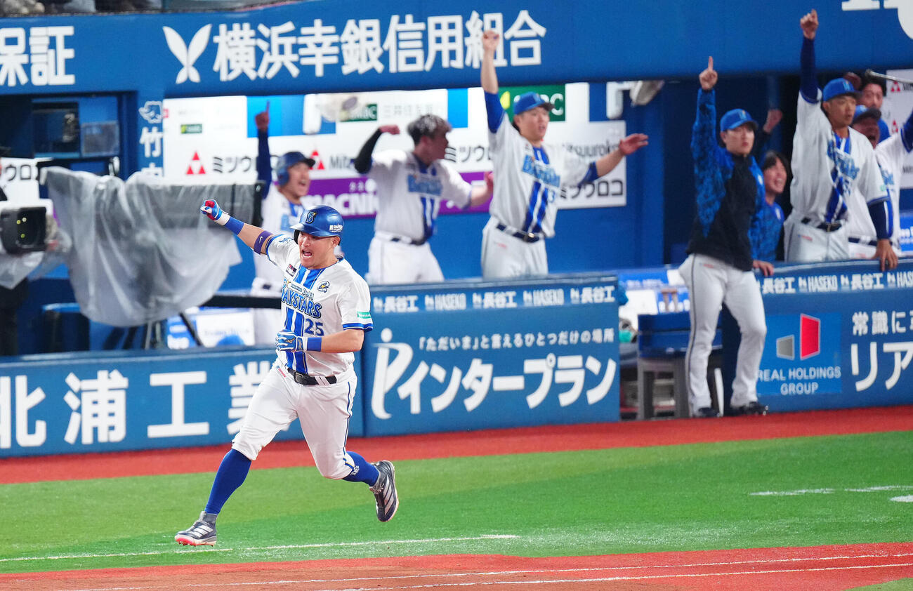 DeNA対ソフトバンク　8回裏DeNA1死一、二塁、3点本塁打を放ちガッツポーズする筒香嘉智（撮影・鈴木みどり）