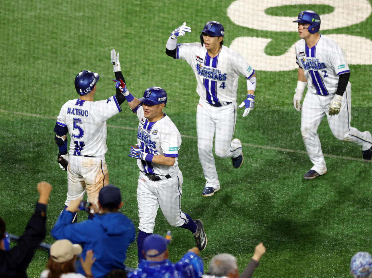 DeNA対ソフトバンク　8回裏DeNA1死一、二塁、筒香嘉智（中央）は3点本塁打を放ち、喜ぶファンの中、笑顔でベンチに向かう（撮影・浅見桂子）