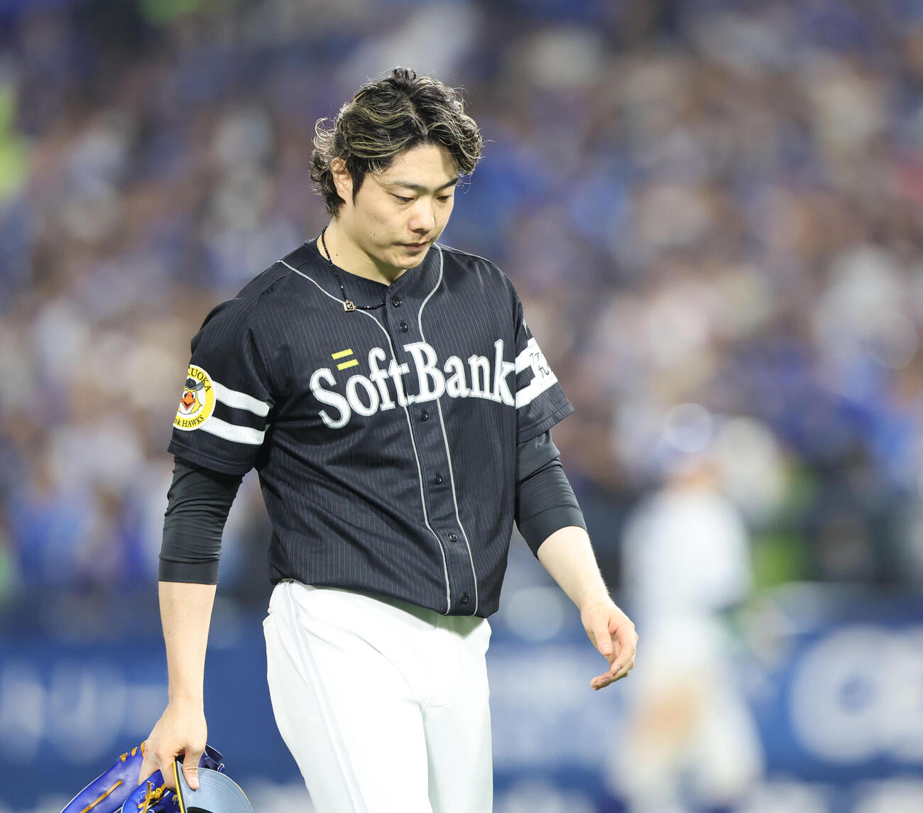 DeNA対ソフトバンク　8回途中で降板するソフトバンク松本裕樹（撮影・梅根麻紀）