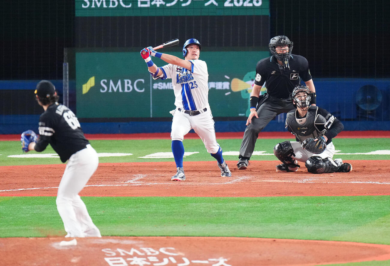 DeNA対ソフトバンク　8回裏DeNA1死一、二塁、3点本塁打を放つ筒香嘉智。投手松本裕樹（撮影・鈴木みどり）