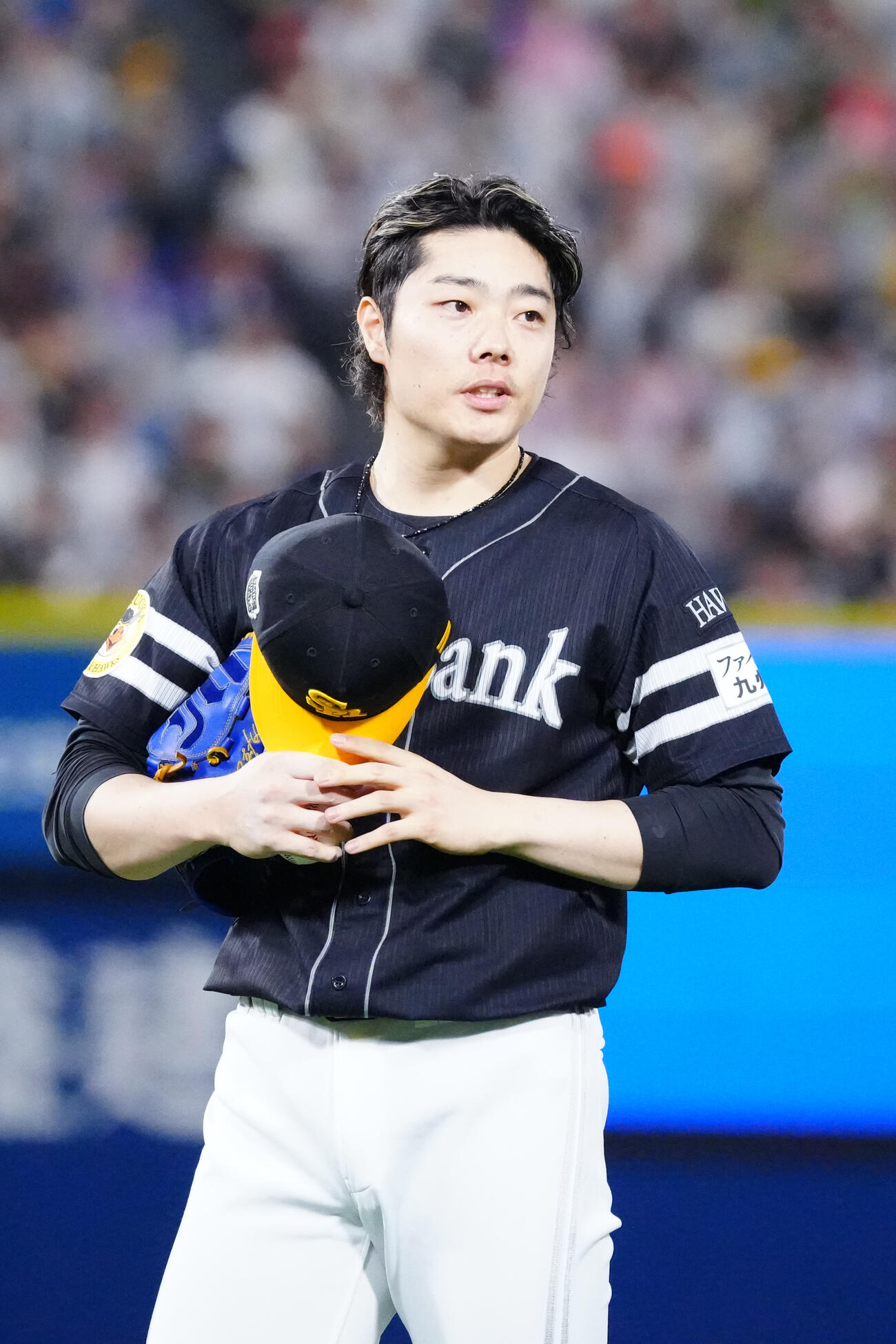 DeNA対ソフトバンク　8回裏DeNA無死一塁、牧秀悟に死球を与えた松本裕樹（撮影・江口和貴）
