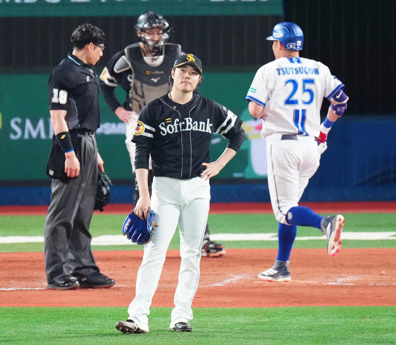 DeNA対ソフトバンク　8回裏DeNA1死一、二塁、筒香嘉智に3点本塁打を浴び、ぼうぜんとする松本裕樹（撮影・鈴木みどり）