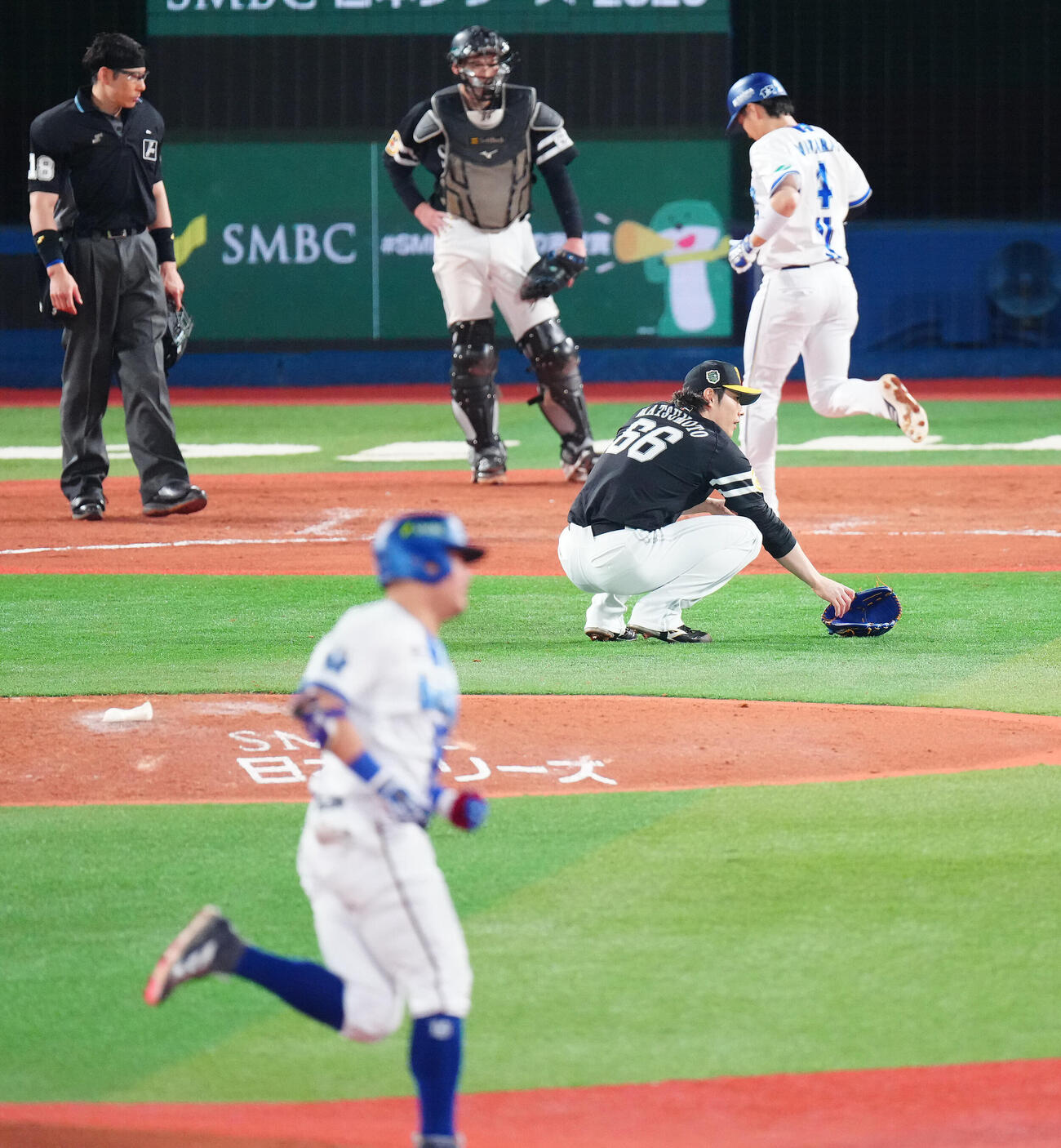 DeNA対ソフトバンク　8回裏DeNA1死一、二塁、筒香嘉智に3点本塁打を浴び、しゃがみこむ松本裕樹（撮影・鈴木みどり）