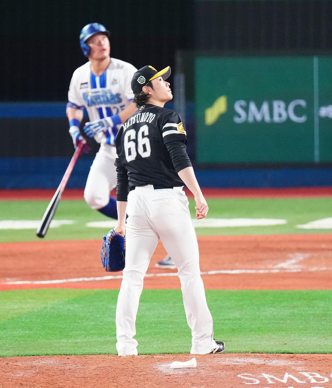 DeNA対ソフトバンク　8回裏DeNA1死一、二塁、筒香嘉智に3点本塁打を浴びる松本裕樹（撮影・鈴木みどり）