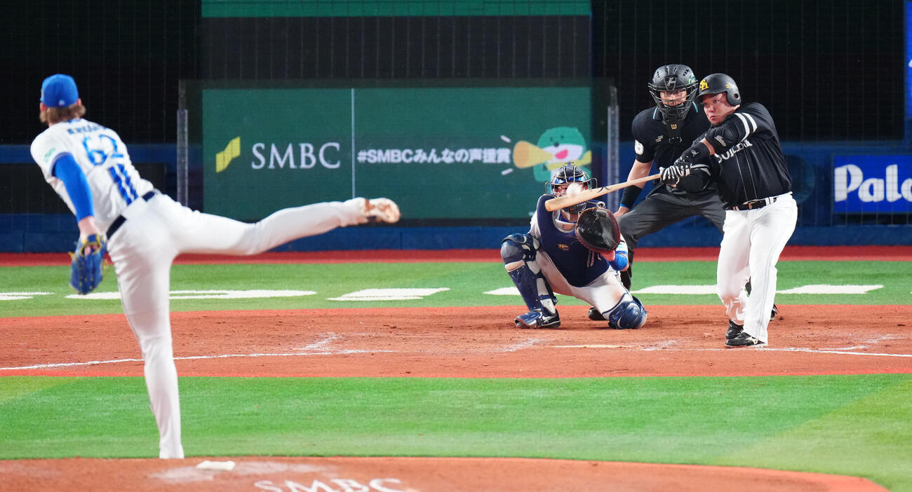 DeNA対ソフトバンク　9回表ソフトバンク1死、ソロ本塁打を放つ代打山川穂高。投手ショーン・レイノルズ（撮影・鈴木みどり）