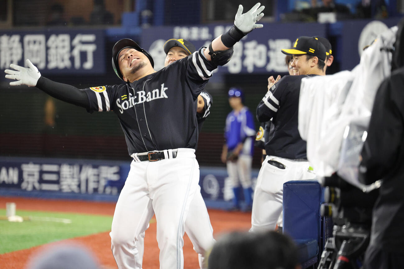 DeNA対ソフトバンク　9回表ソフトバンク1死、山川穂高は左越えに同点本塁打を放ちベンチのナインとハイタッチ、柳田悠岐にポーズをねだられ「どすこーい！」（撮影・梅根麻紀）