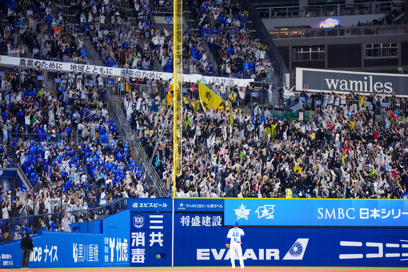 DeNA対ソフトバンク　9回表ソフトバンク1死、代打山川穂高が場外に放った本塁打の打球（撮影・江口和貴）