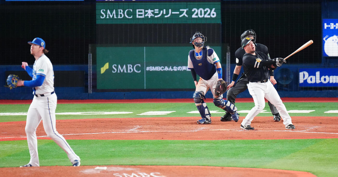 DeNA対ソフトバンク　9回表ソフトバンク1死、ソロ本塁打を放つ代打山川穂高。投手ショーン・レイノルズ（撮影・鈴木みどり）
