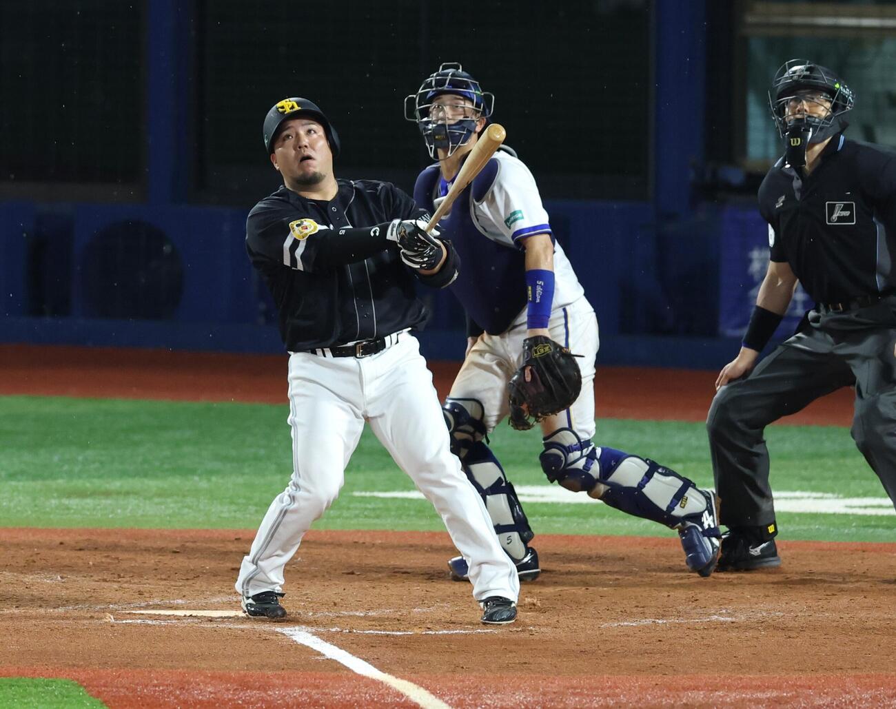 DeNA対ソフトバンク　9回表ソフトバンク1死、本塁打を放つ山川穂高（撮影・黒川智章）