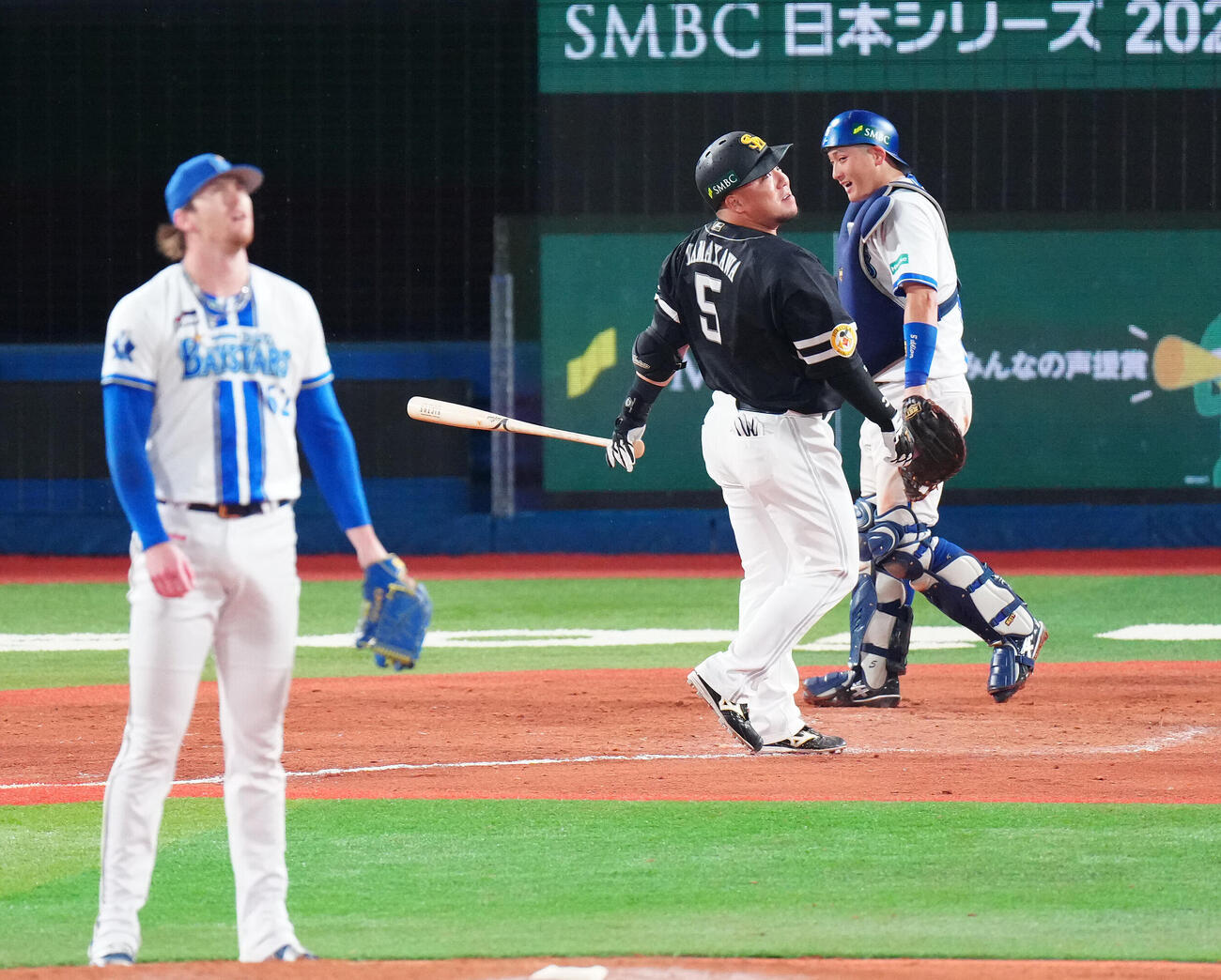 DeNA対ソフトバンク　9回表ソフトバンク1死、ソロ本塁打を放つ代打山川穂高。投手ショーン・レイノルズ（撮影・鈴木みどり）